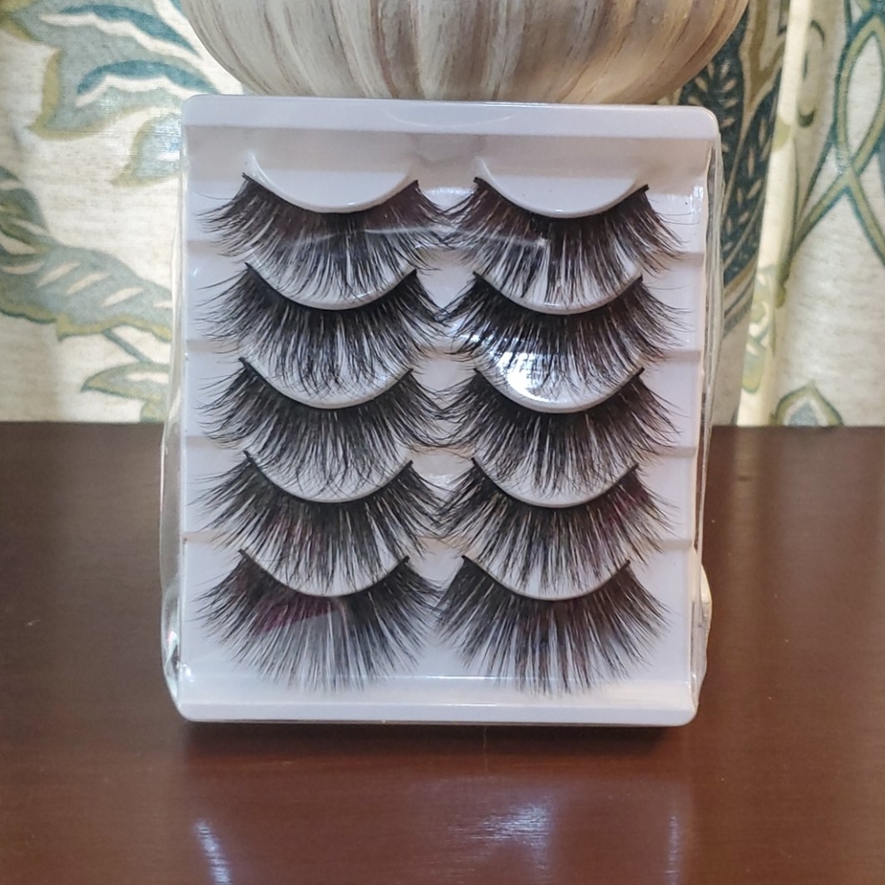 MINK LUXURY LASHES NWOT